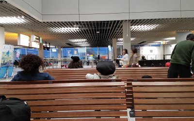 Warten in Amsterdam Schiphol